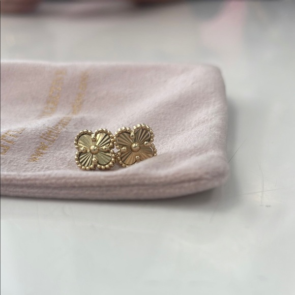 Gold clover earrings - Picture 5 of 8